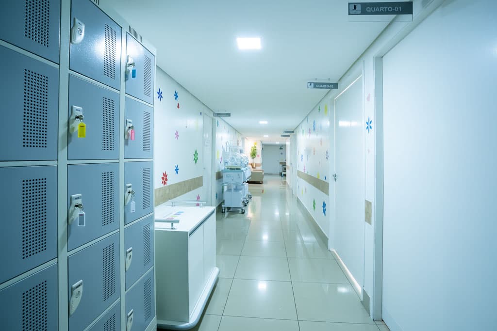 Incubadora de UTI neonatal com equipamentos de monitoramento